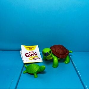 ⭐️ Zuru - Gumi Yum Surprise - Wildlife Series - Turtle w/ baby accessory